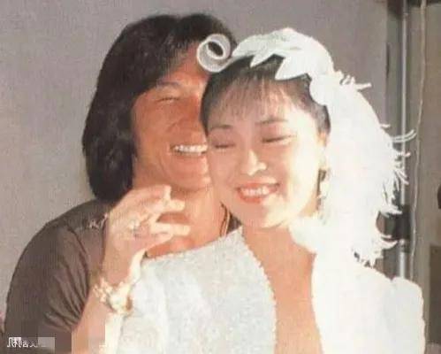 成龙妻子林凤娇真时髦,70岁穿搭亮眼迷人,气质魅力无限