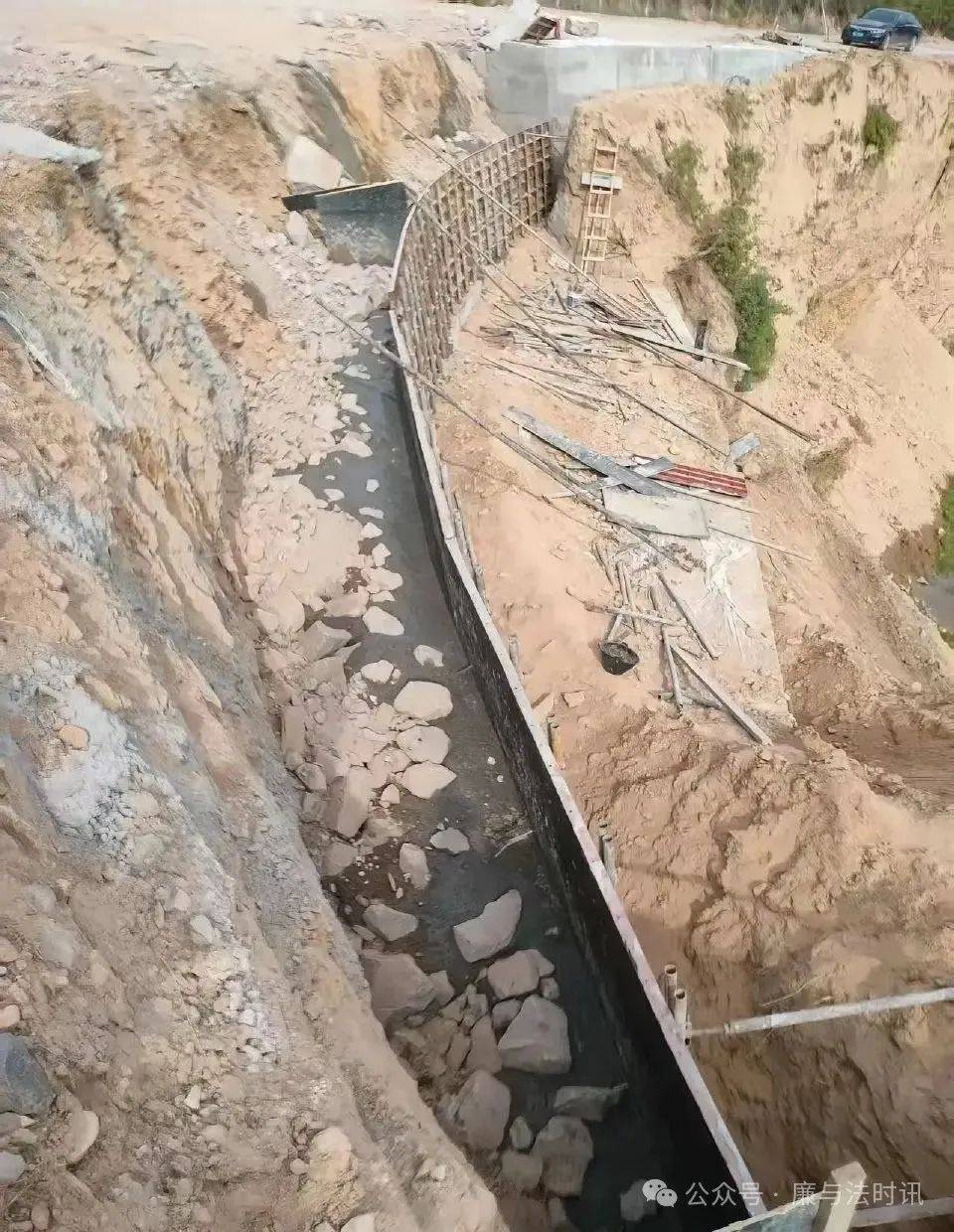 兴县枣林坡村至疙瘩上乡沿线护坡工程:偷工减料的黑色链条(图2)