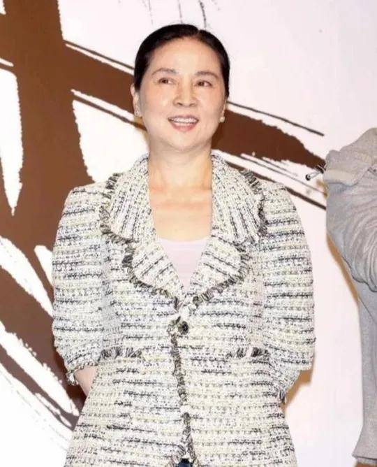 成龙妻子林凤娇真时髦,70岁穿搭亮眼迷人,气质魅力无限