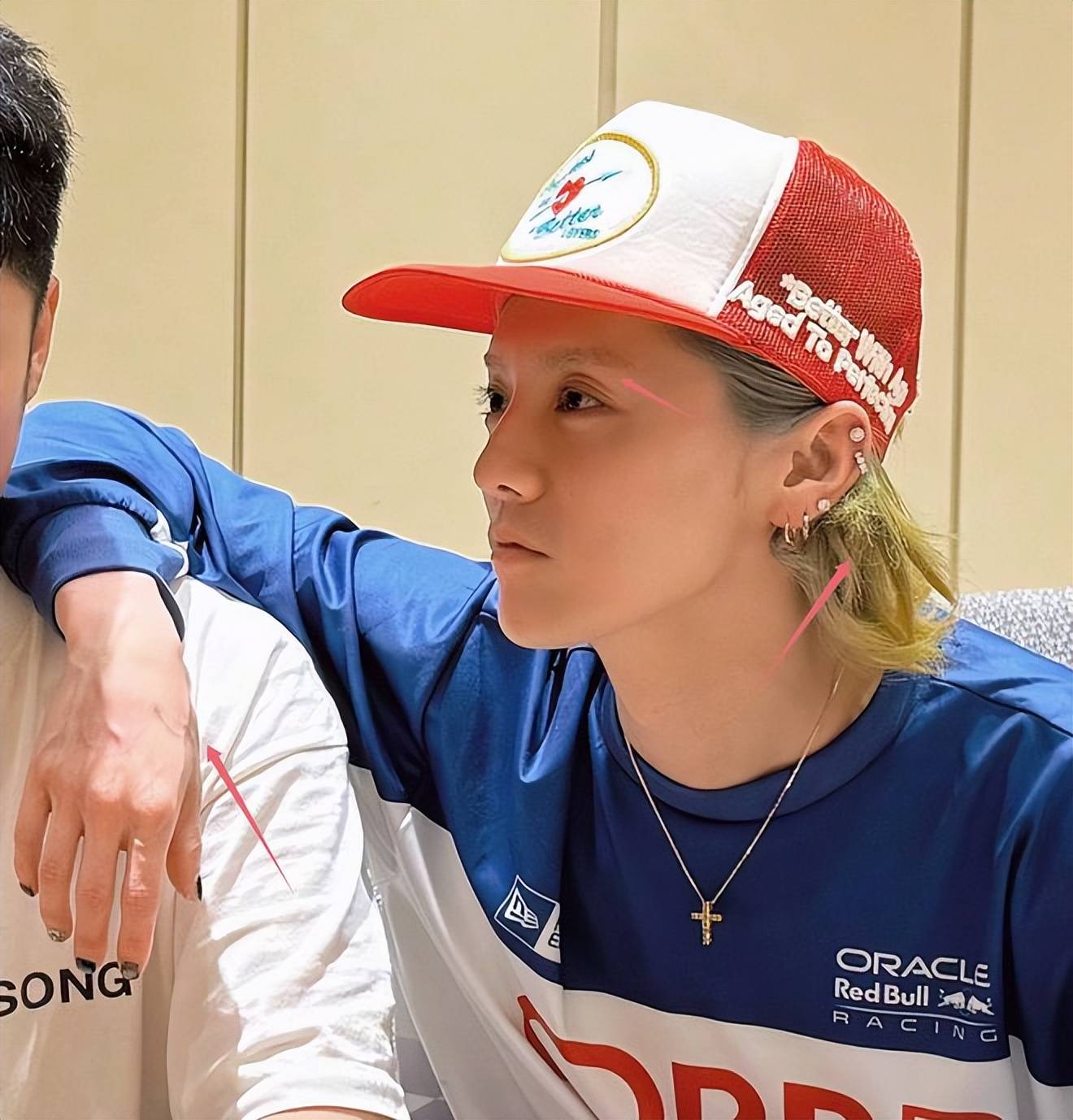 鹿晗被曝患病!邓超和关晓彤举止太反常,本人多次被拍悄悄去医院