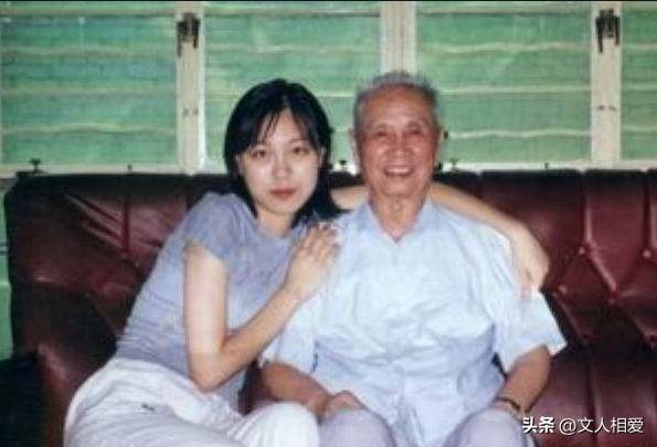 Qiu Huizuo的妻子负责选美大赛,该选美大赛鼓励了她