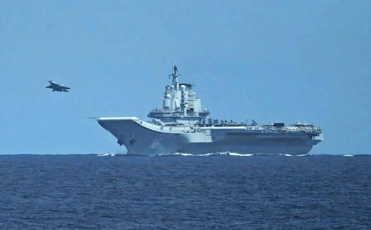 辽宁舰深海遭夹击：歼-15挂弹驱离美军挑衅，中国海军无畏亮剑！