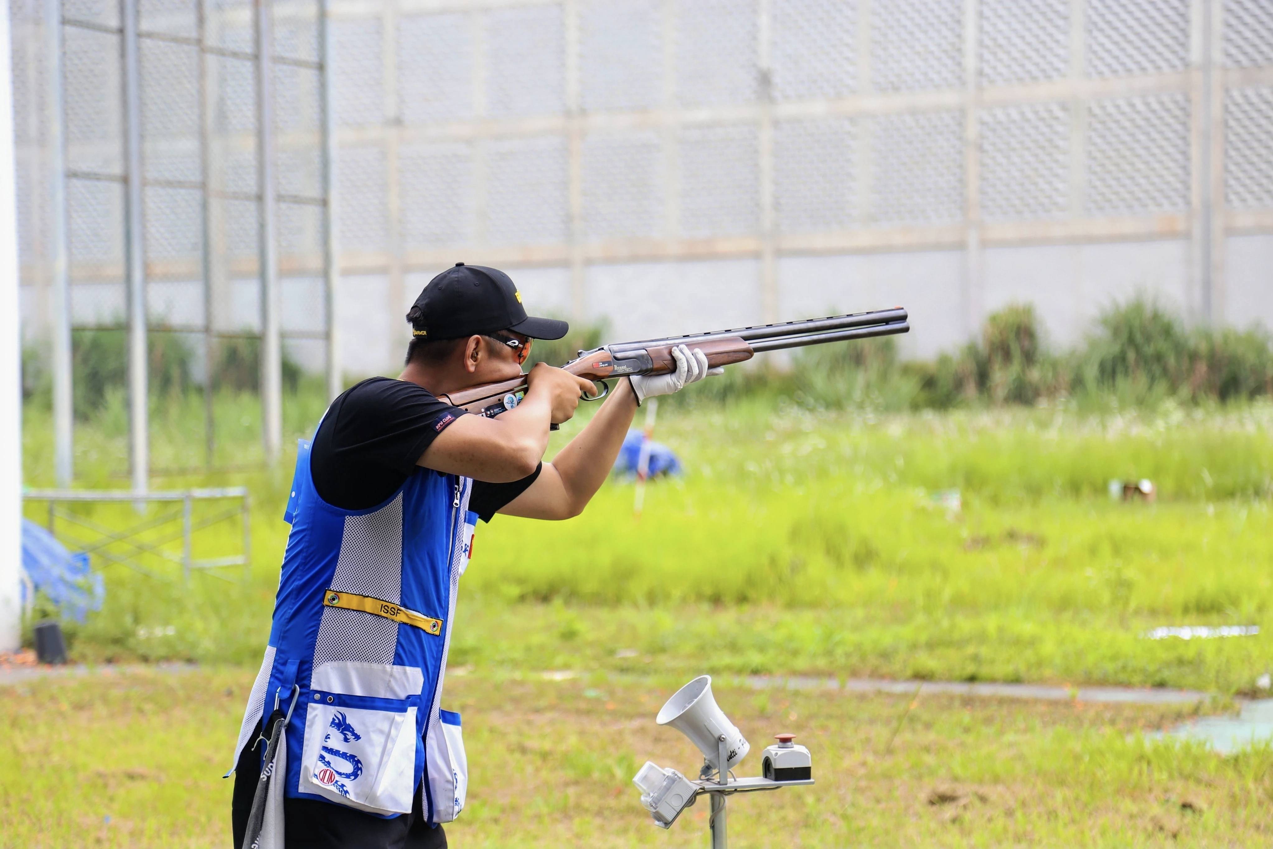 运动员训练在十五运会席位赛中,重庆队成功锁定8个飞碟射击十五葬会