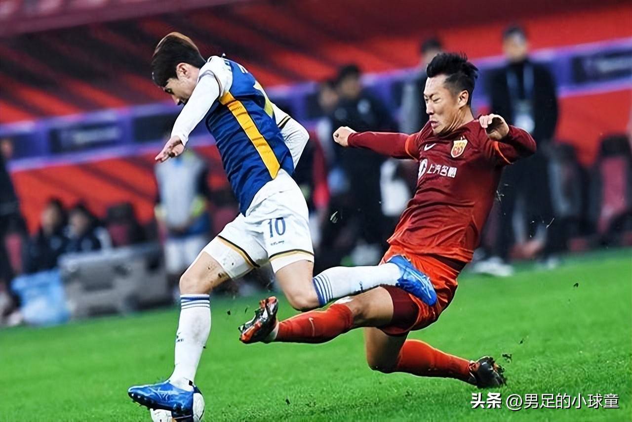 中国男足东亚杯大名单分析：四位球员的国际赛场适应性探讨