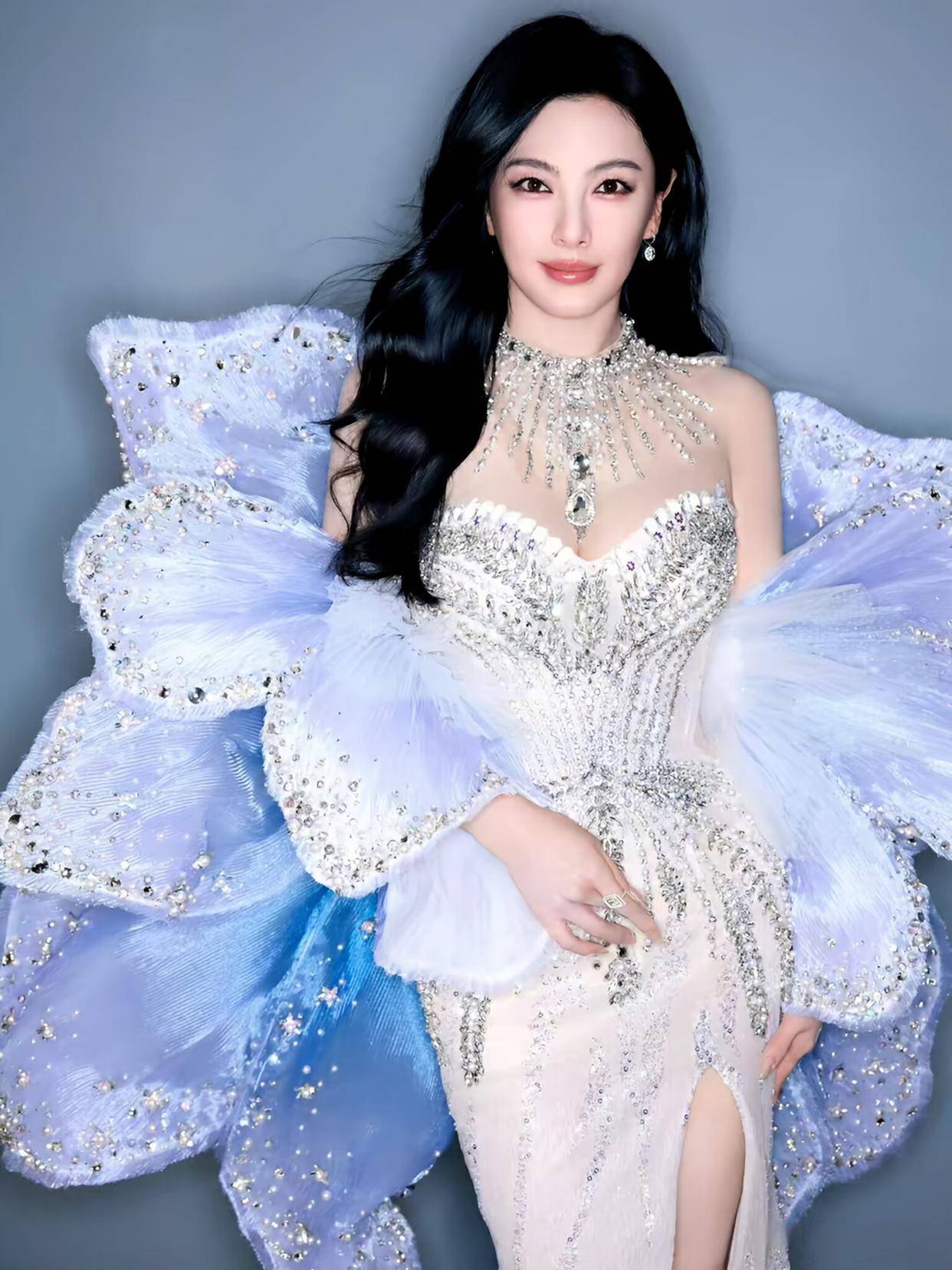 张雨绮穿钻饰高开叉裙,沙漏腰臀   渐变羽翼,38 岁优雅炸场