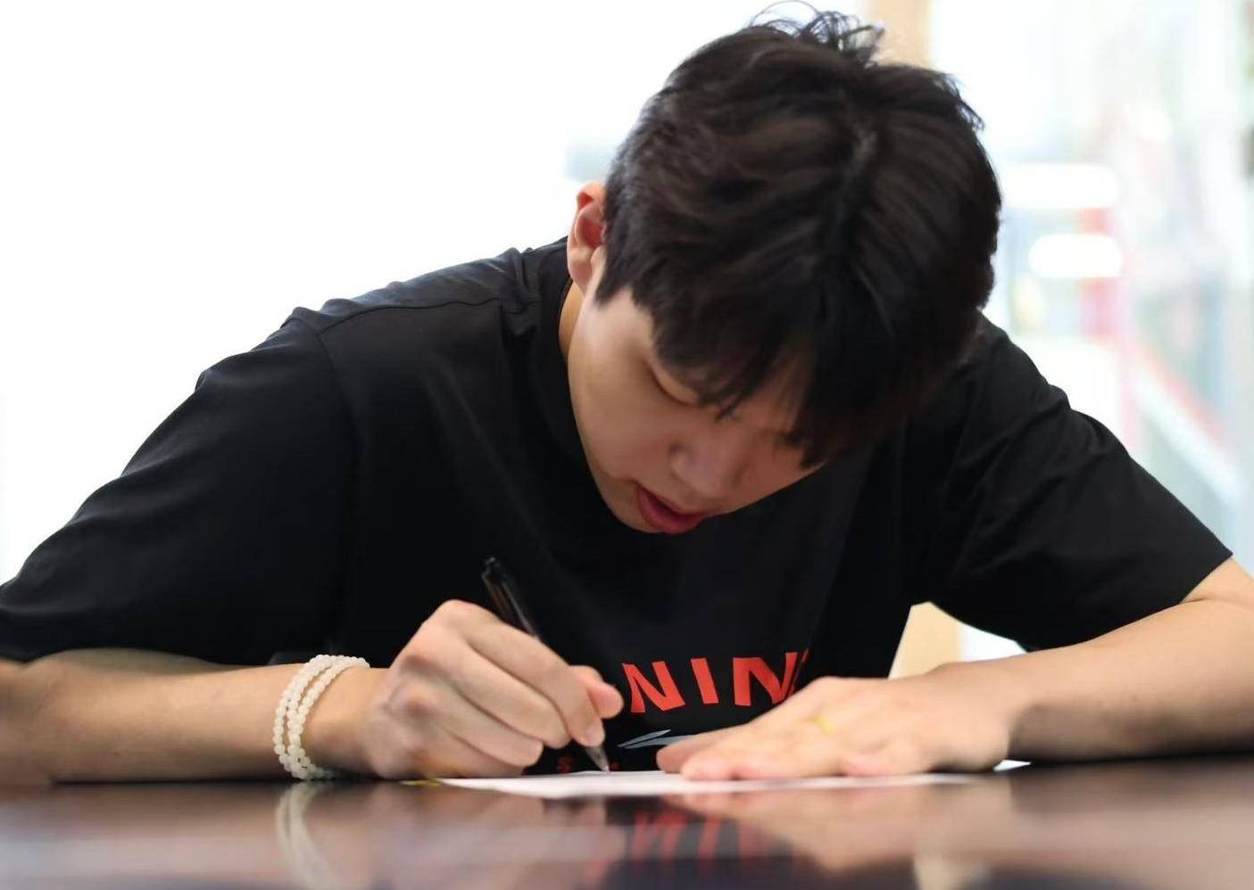 杨瀚森签约NBA年薪442万，上缴篮协+青岛后剩200万，比姚明幸运太多