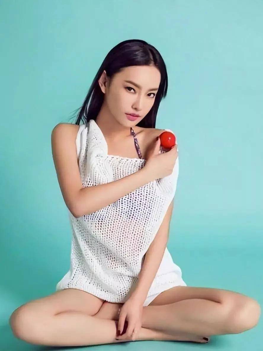 童菲蓝色抹胸礼服惊艳亮相,优雅气质尽显无遗,网友惊呼"好大"!