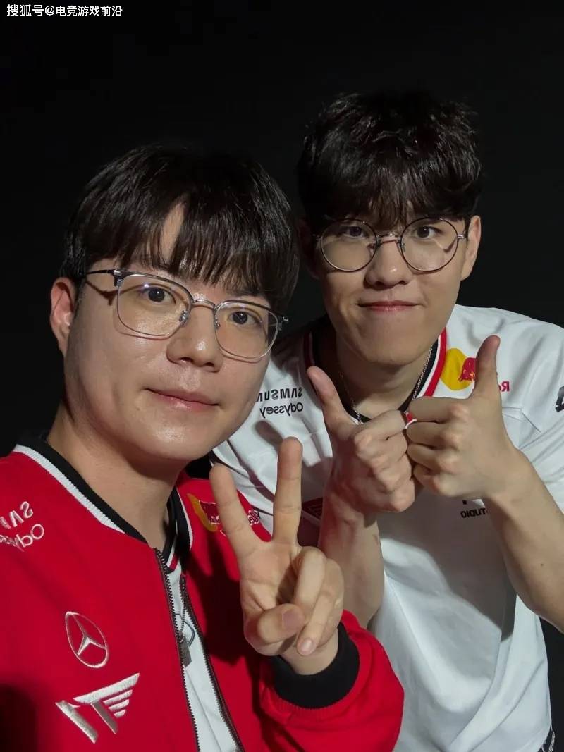 電競(jìng)豪門(mén)兄弟情！T1無(wú)畏契約選手與LOL天團(tuán)合體營(yíng)業(yè) 