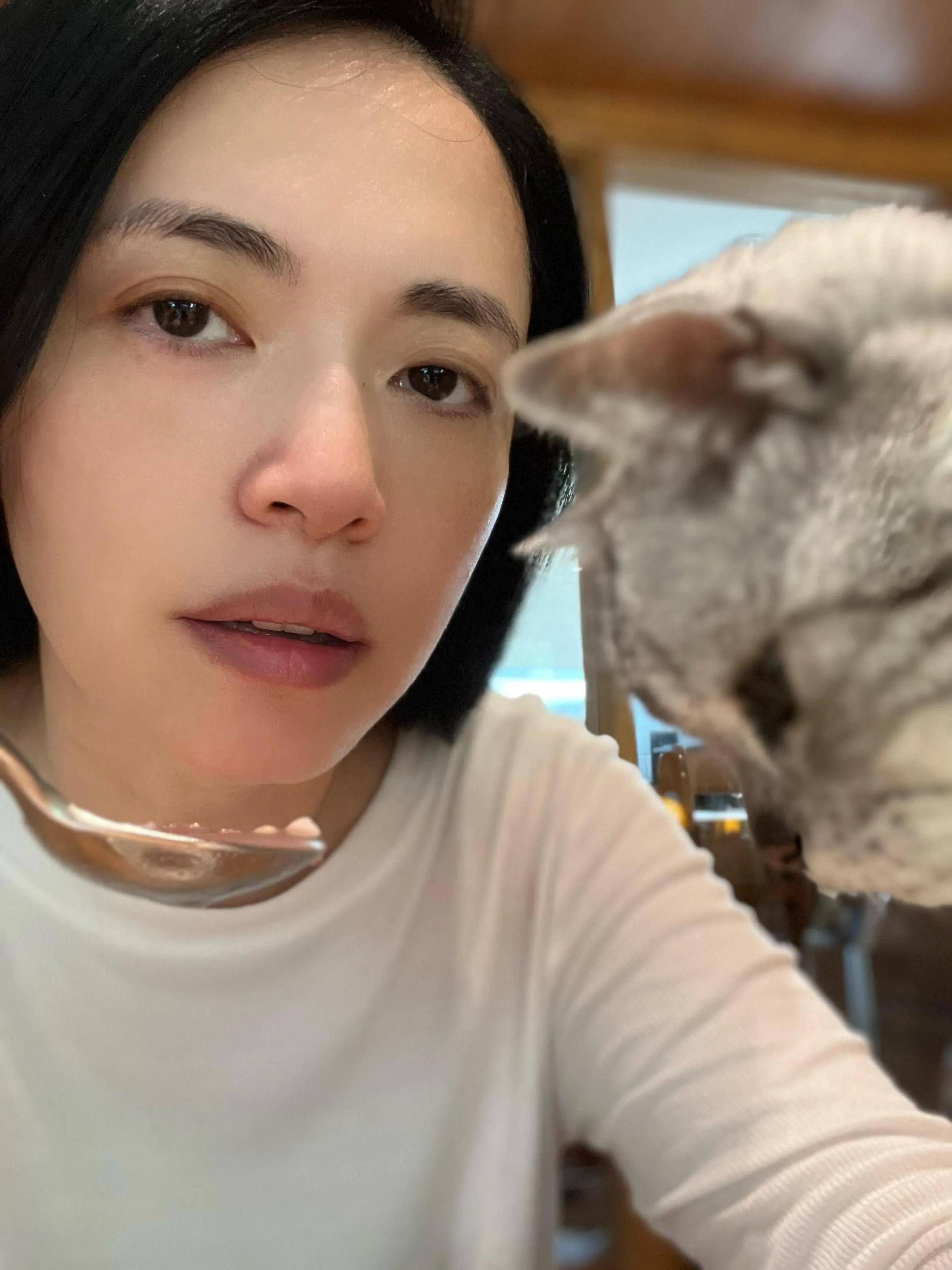 原创姚晨在阿尔卑斯山自拍她笑的牙花都露出来了她眼角的皱纹很美