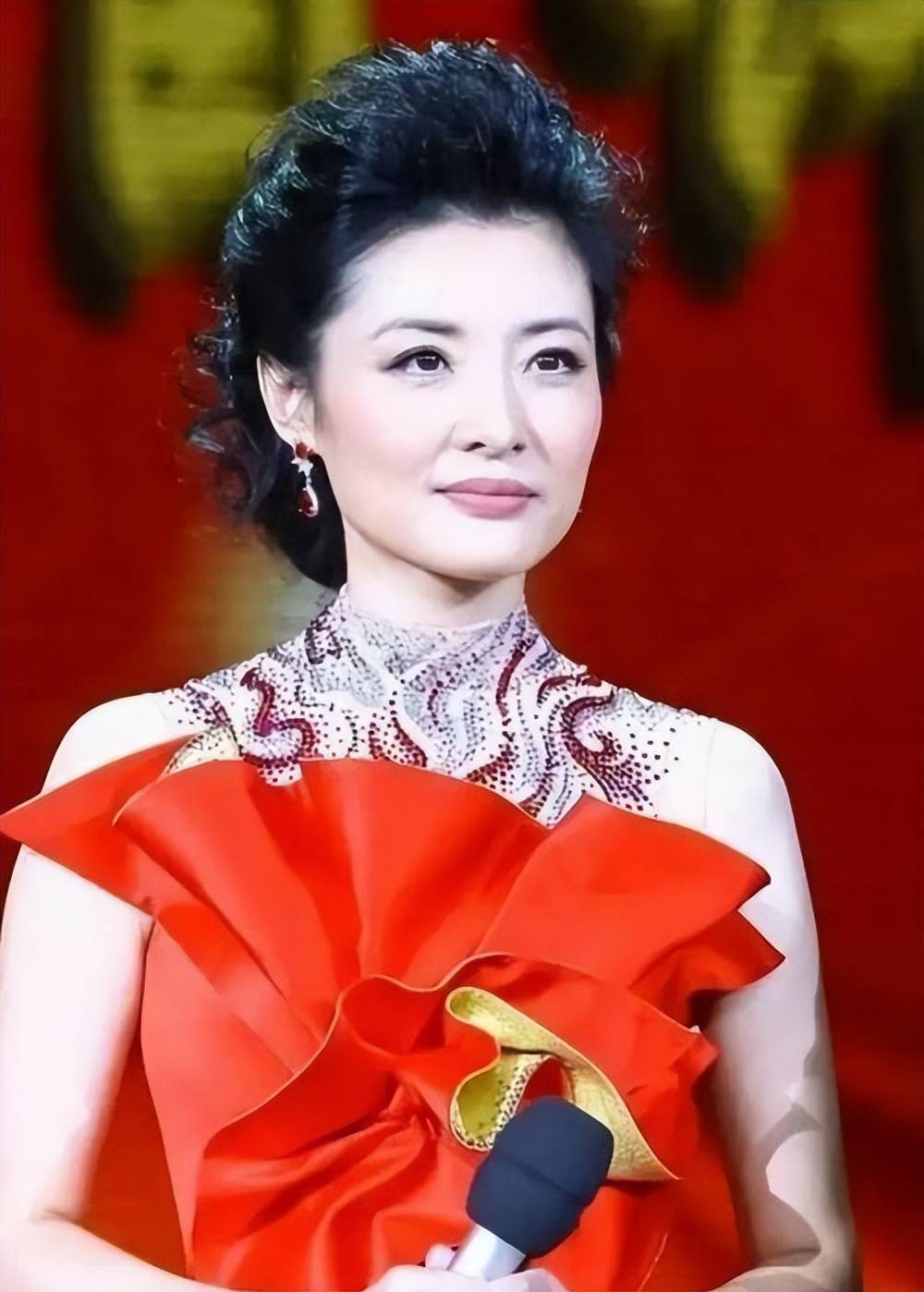 周涛最近照片网上议论多原来换了新岗位变严肃了