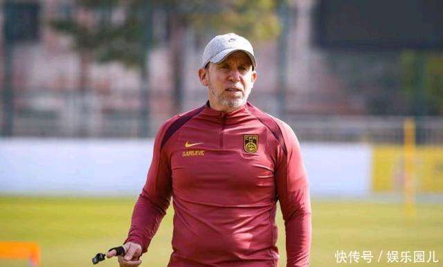 国足东亚杯首战策略曝光：久尔杰维奇的双后腰战术能否奏效？