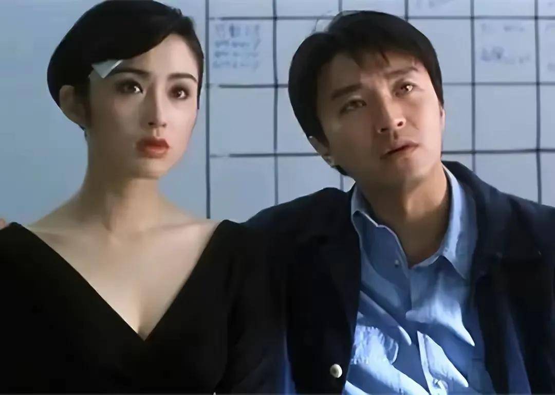 浙江57岁张敏皮肤白皙,脸几乎无皱纹,携小10岁男友定居