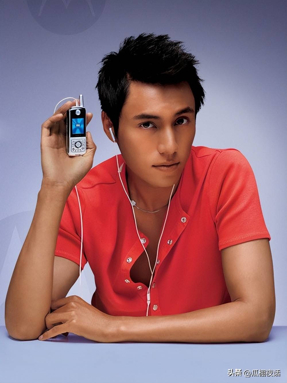 49岁陈坤与23岁儿子合影,庆祝其大学毕业,网友:"儿子比爹老"