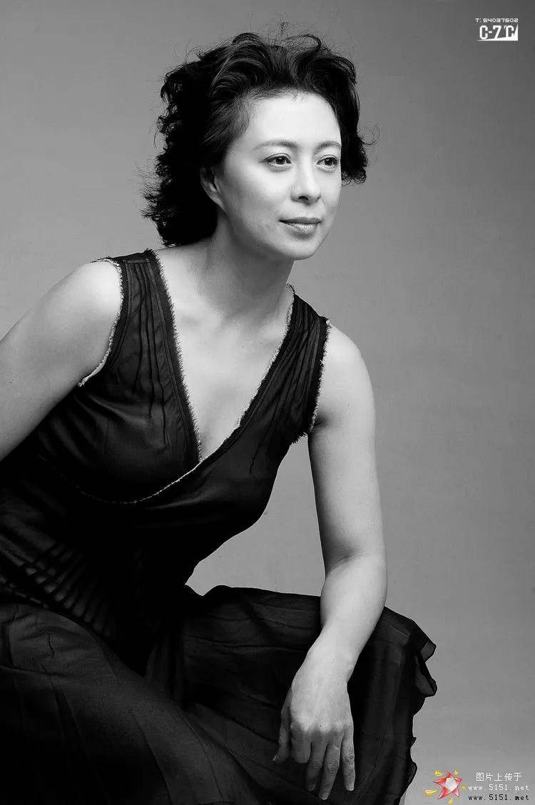 刘佳成名泳装照引关注,父亲骨灰守家中8年,37年婚姻无绯闻