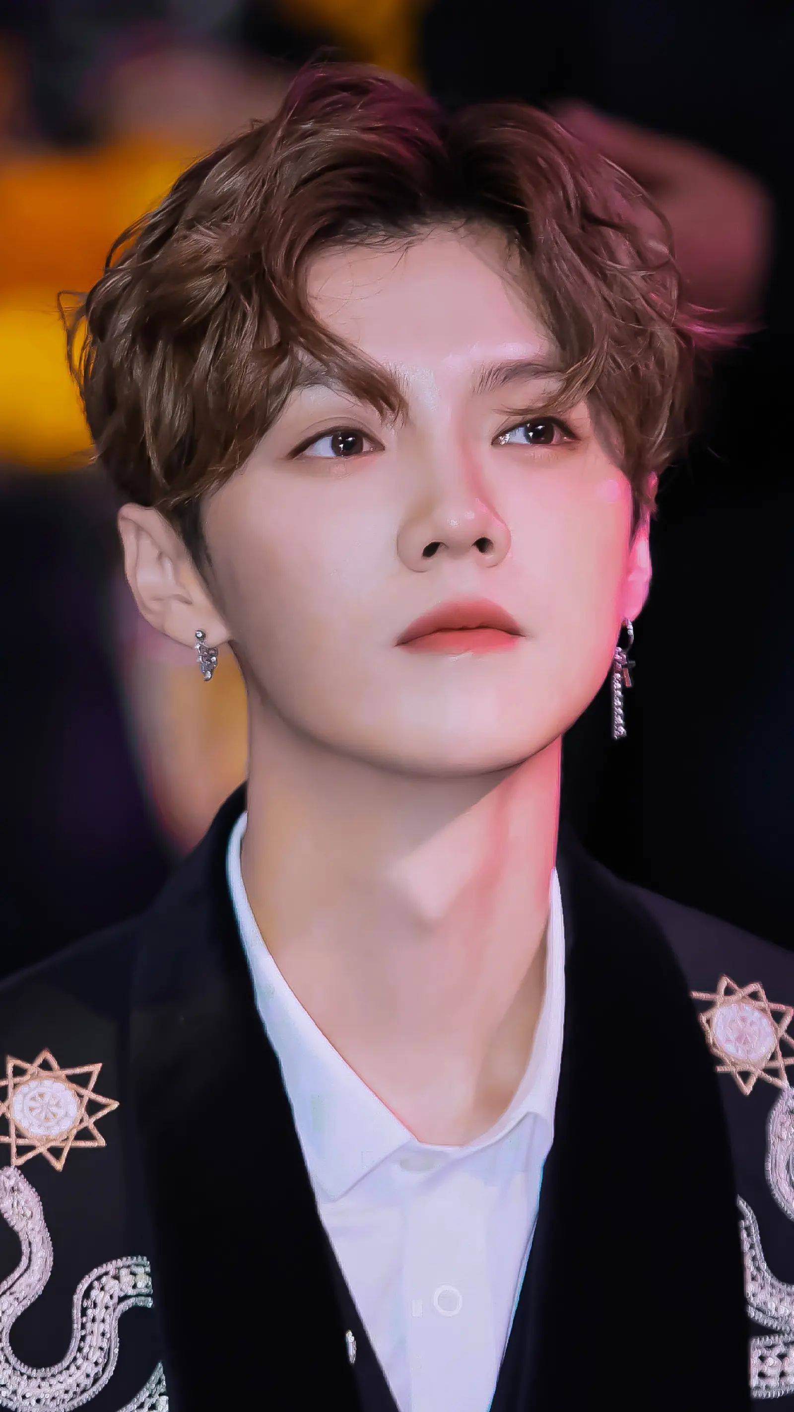 鹿晗的温柔:一句"别哭",温暖人心