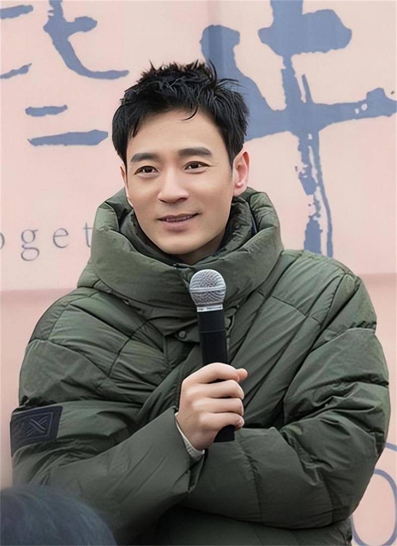 在出演《杜拉拉升职记》的时候,他和王珞丹看起来非常暧昧