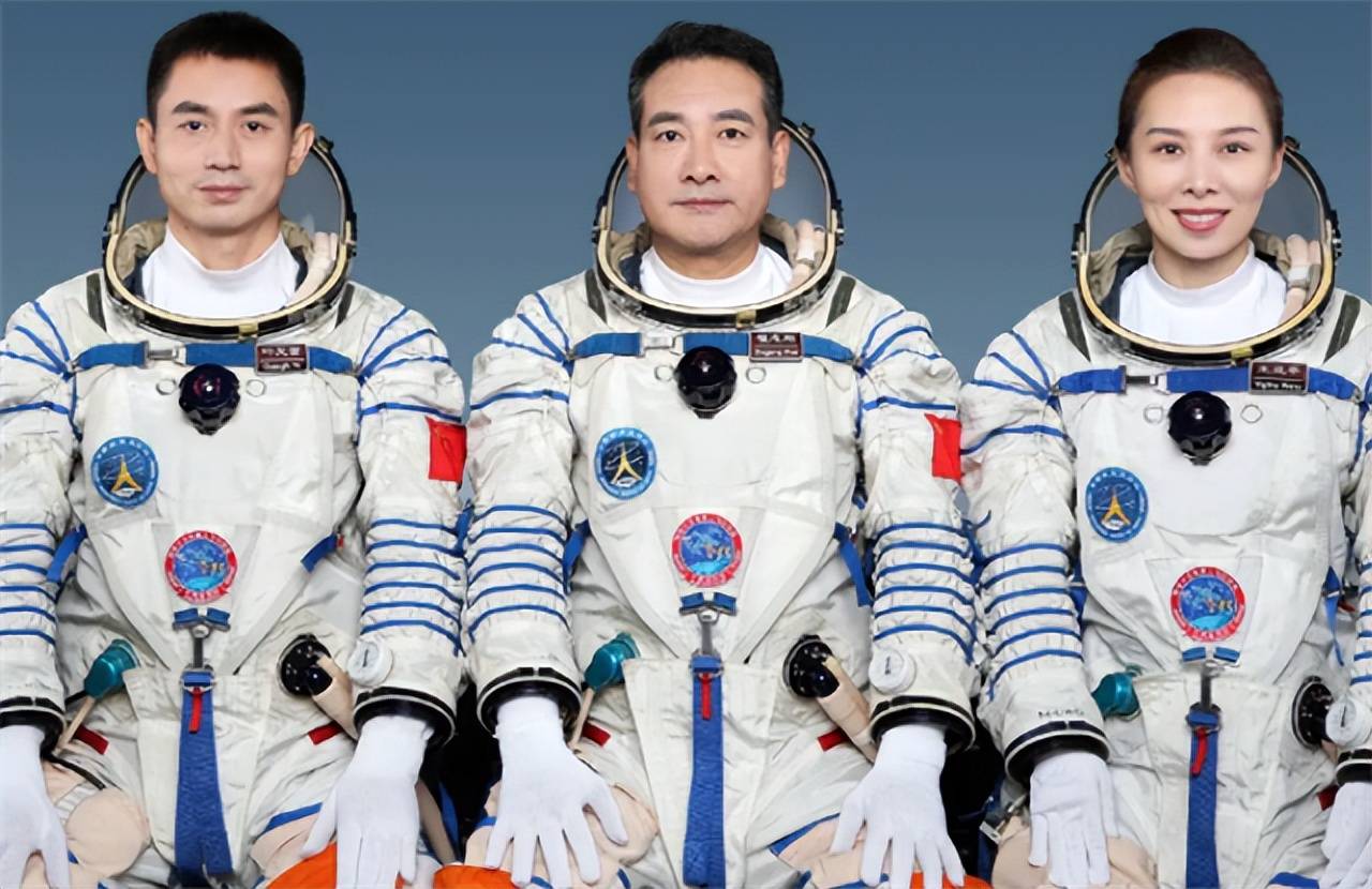 返回舱降速有难受？王亚平刚出舱就被抬走，宇航员的牺牲太多了