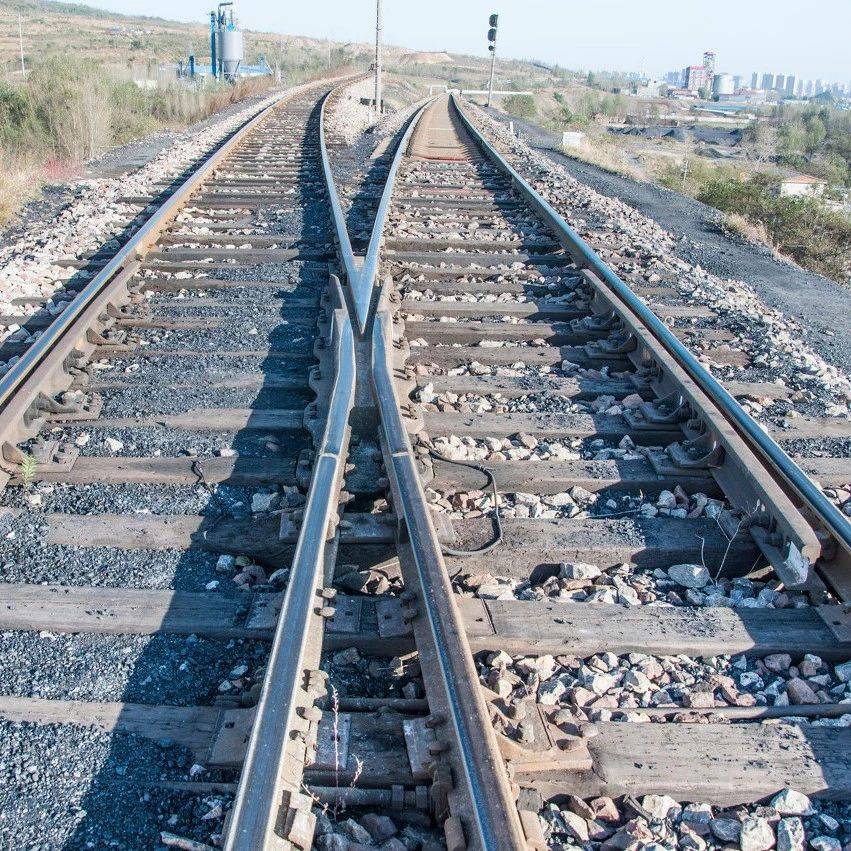 为何我国的火车轨道,宁愿使用生锈的铁,也不用不锈钢来建造?