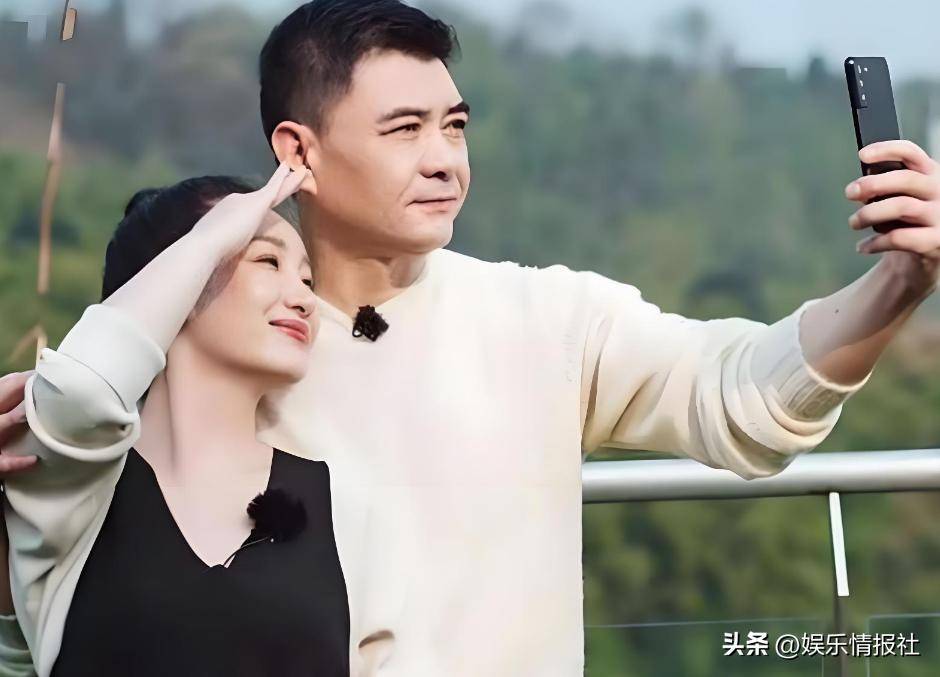 在节目中王新军把秦海璐照顾的特别好,在丈夫面前秦海璐完全就是一个