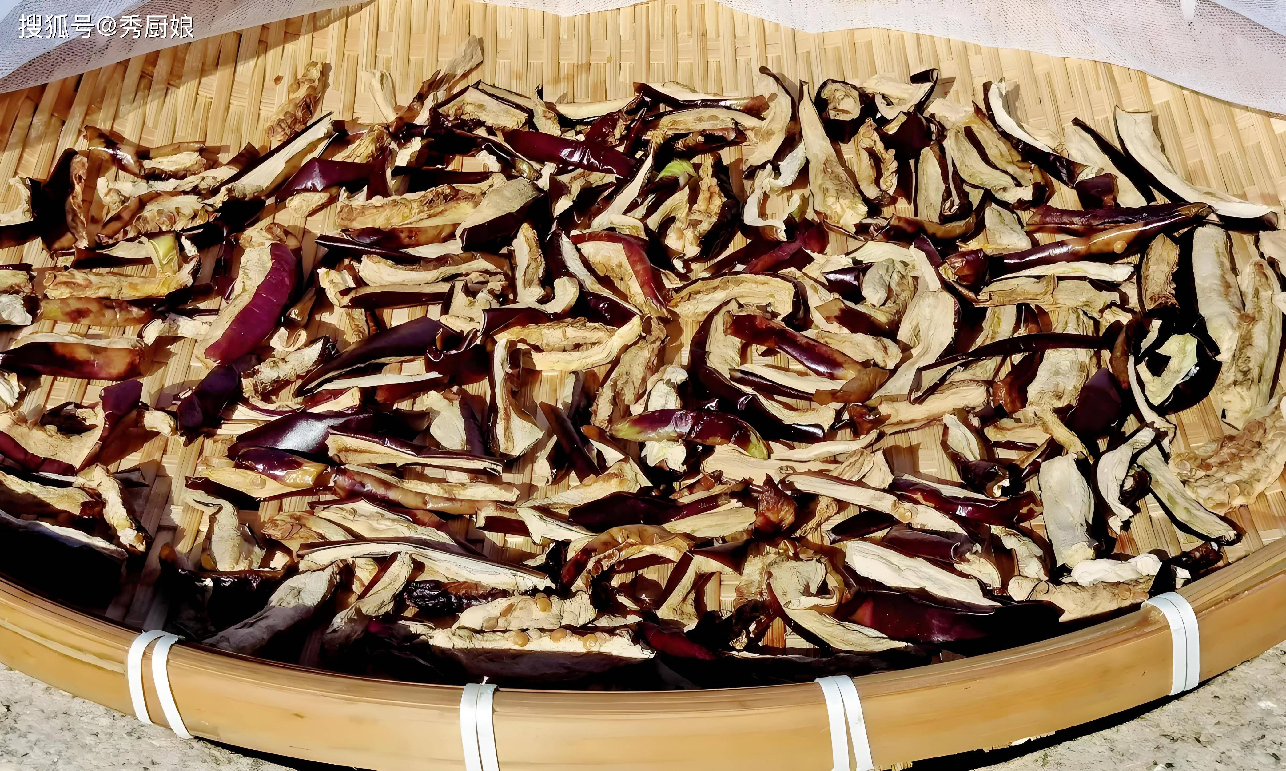 晒茄子干,有人焯水有人蒸煮,都不对!教你正确做法,炖肉吃真香