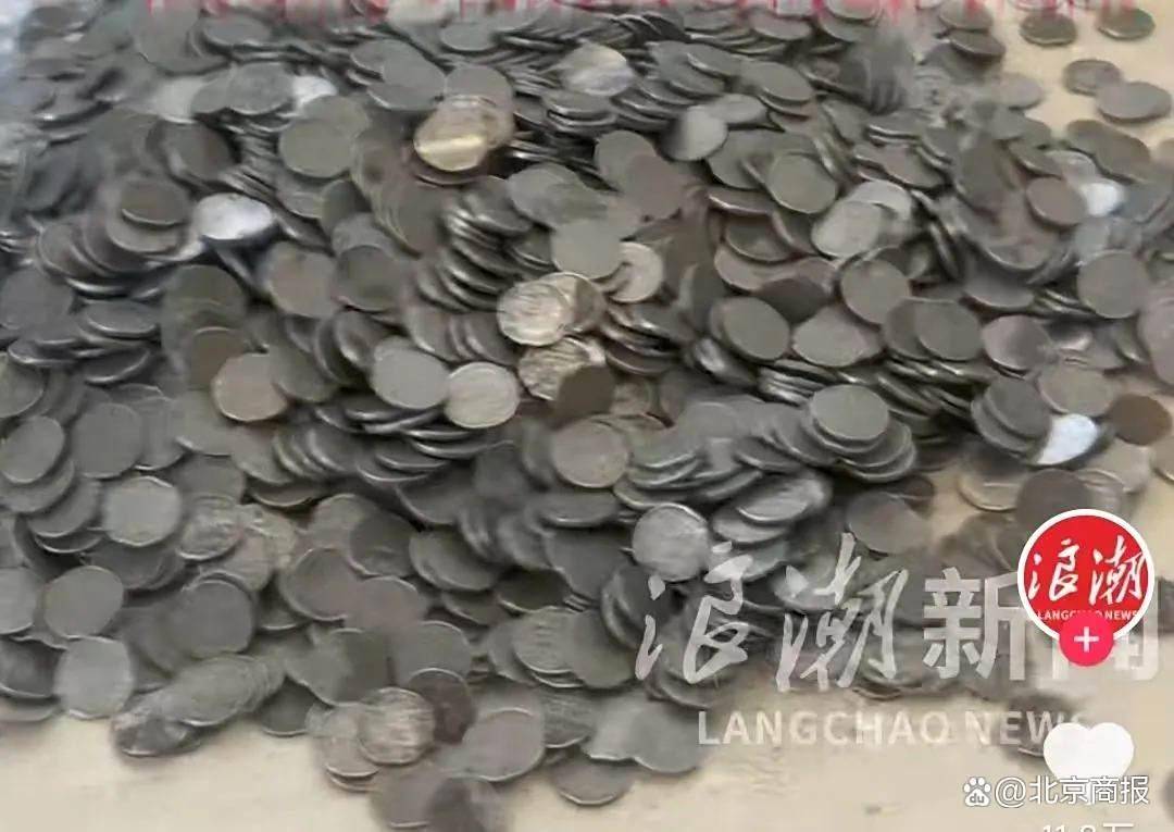 扛140斤硬币存银行遭拒，当事人最新发声：1000枚硬币仅入账10元！_搜狐网