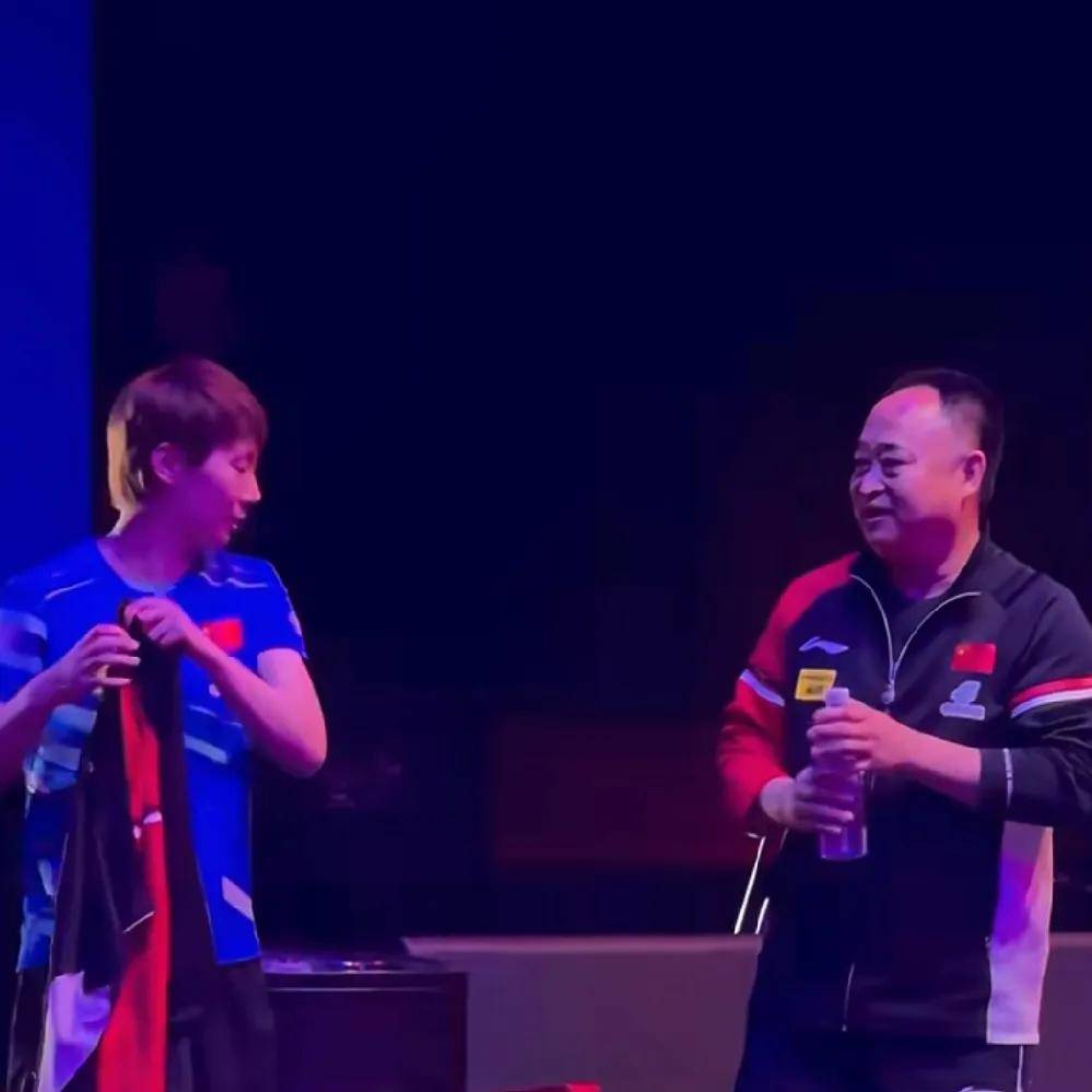 国乒王曼昱3比0速胜对手摔拍外国小哥孙颖莎合照