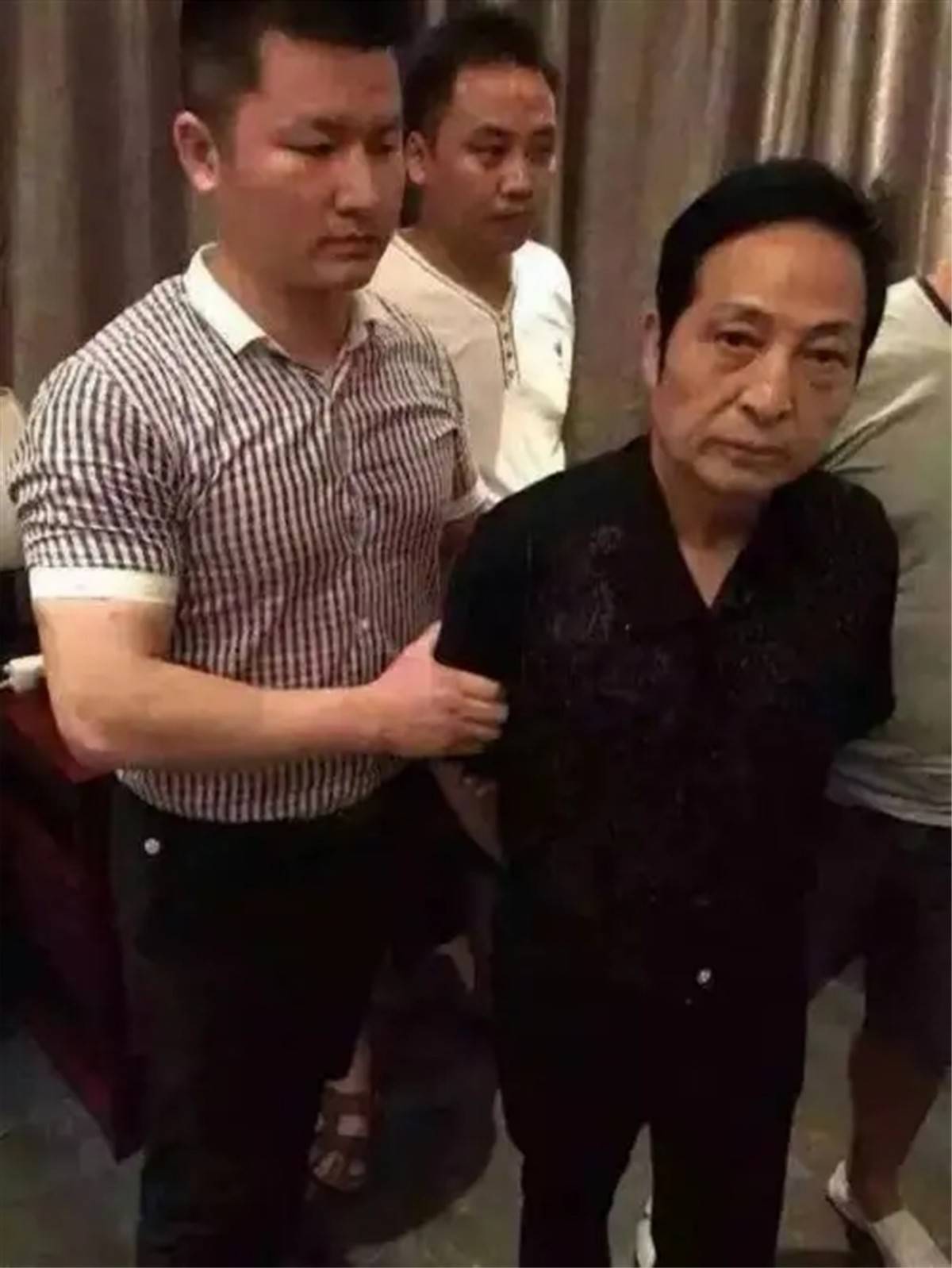 "大师"王林有多能骗?让李冰冰下跪,替赵薇开光,马云登门拜访