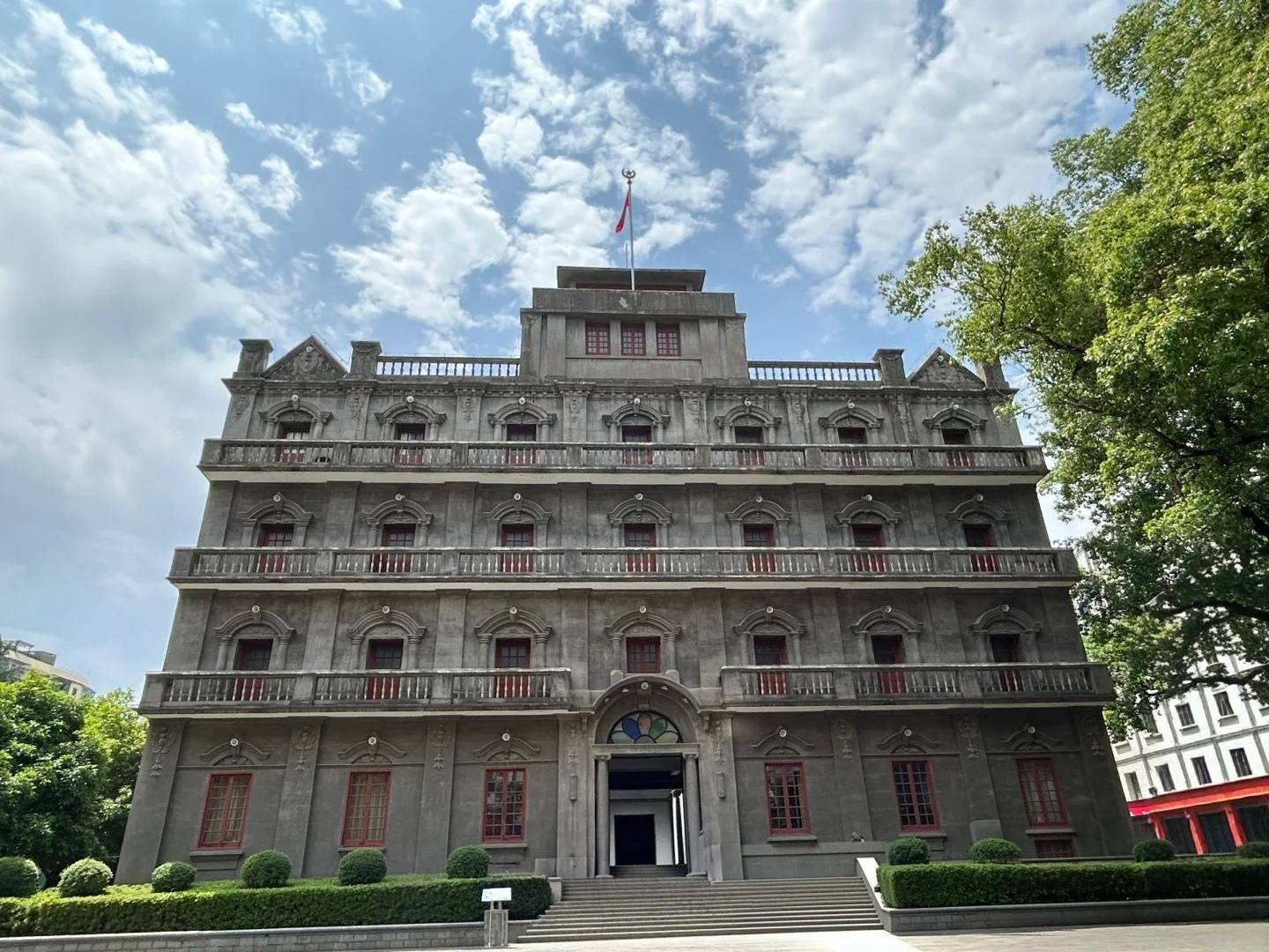 午后步入江西大旅社的灰色拱廊,1927年的枪声凝固在蜡像群雕的呐喊中