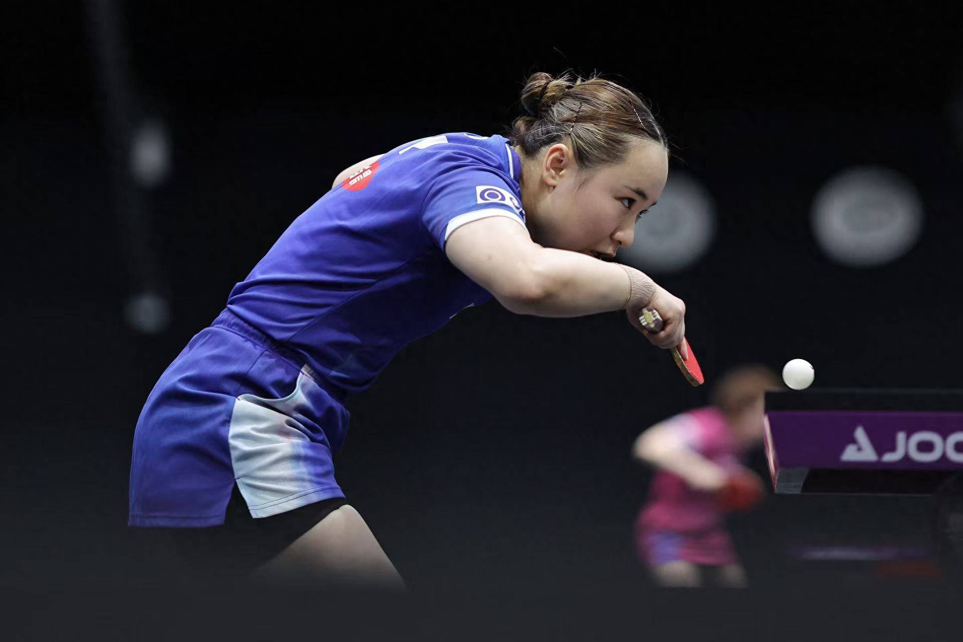 通过稳定且具有威胁性的弧圈球压制住了伊藤美诚的反手生胶快攻,以11