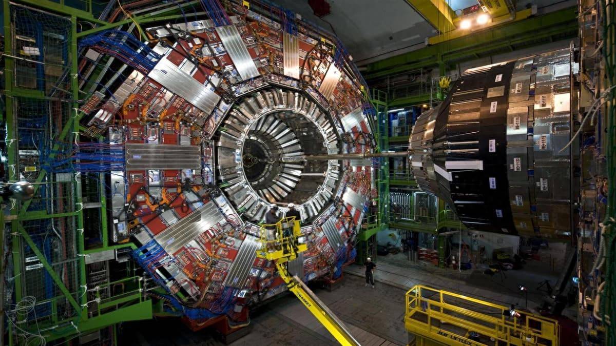 量子罗曼史：全球最大粒子加速器揭示罕见顶夸克共舞