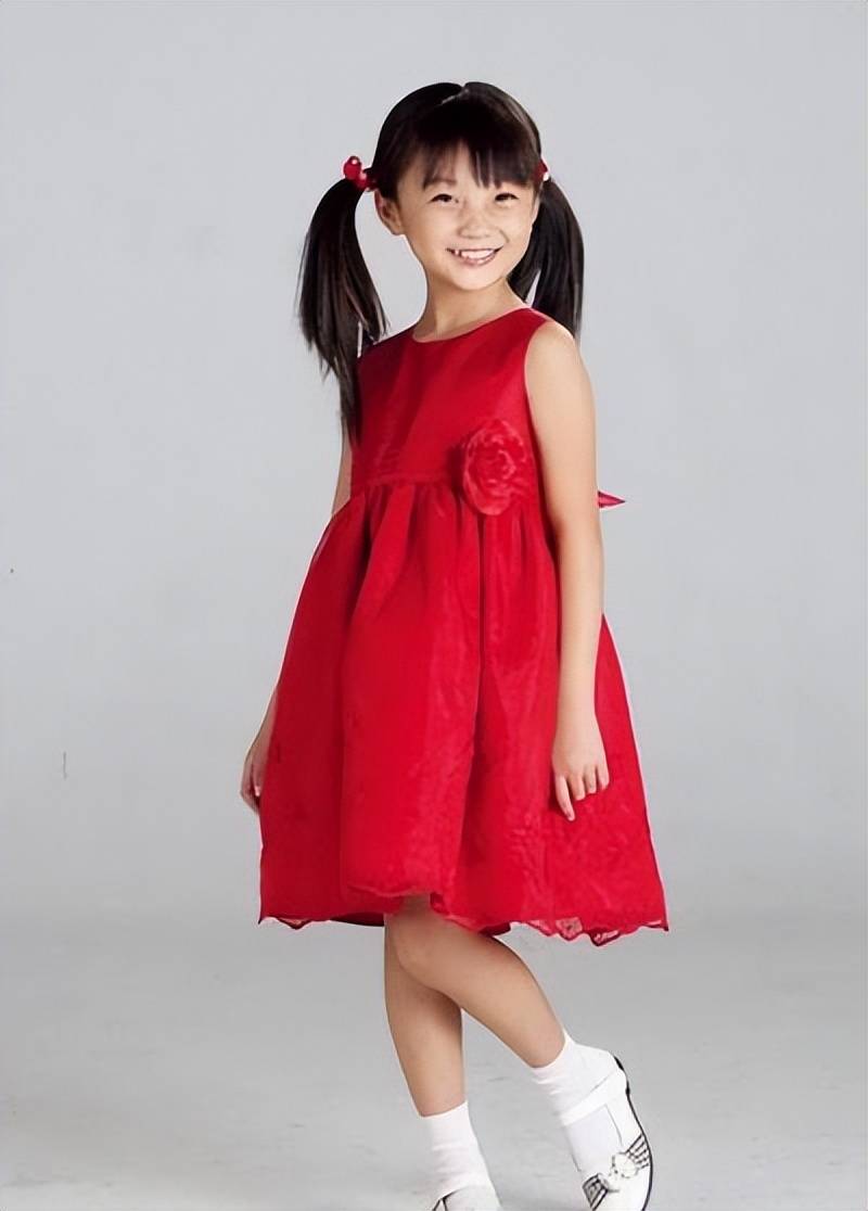 林妙可25岁生日,穿红衣与好友卖萌好漂亮,等比例长大幼态感超