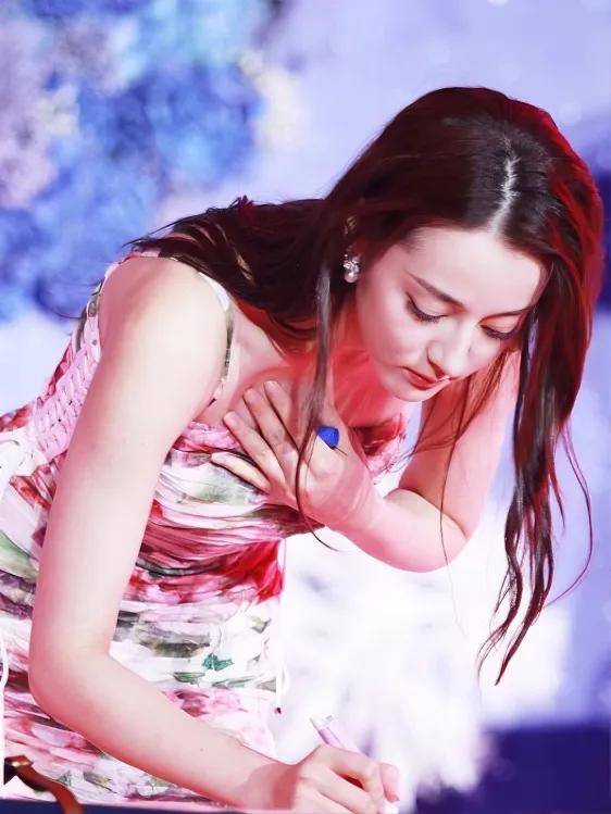 迪丽巴热穿深v服,捂胸口的动作,招来评头论足