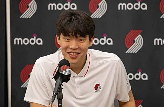 杨瀚森首发出战勇士，冲击10分+10篮板，备受期待
