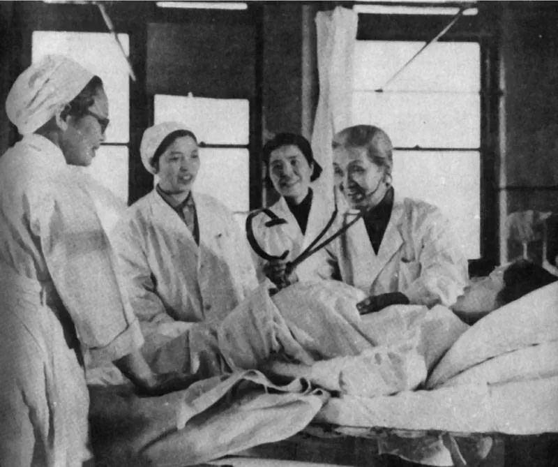 出生时差点被母亲冻死,接生过袁隆平,终生未嫁却是"万婴之母"