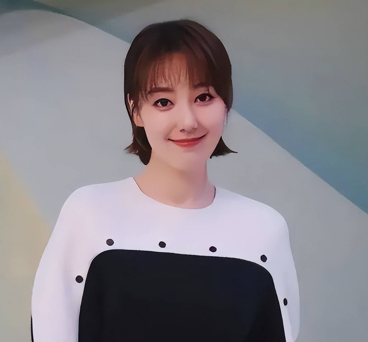 女主持王冠:否认与尼格买提绯闻,二度离开央视,如今怎么样了?