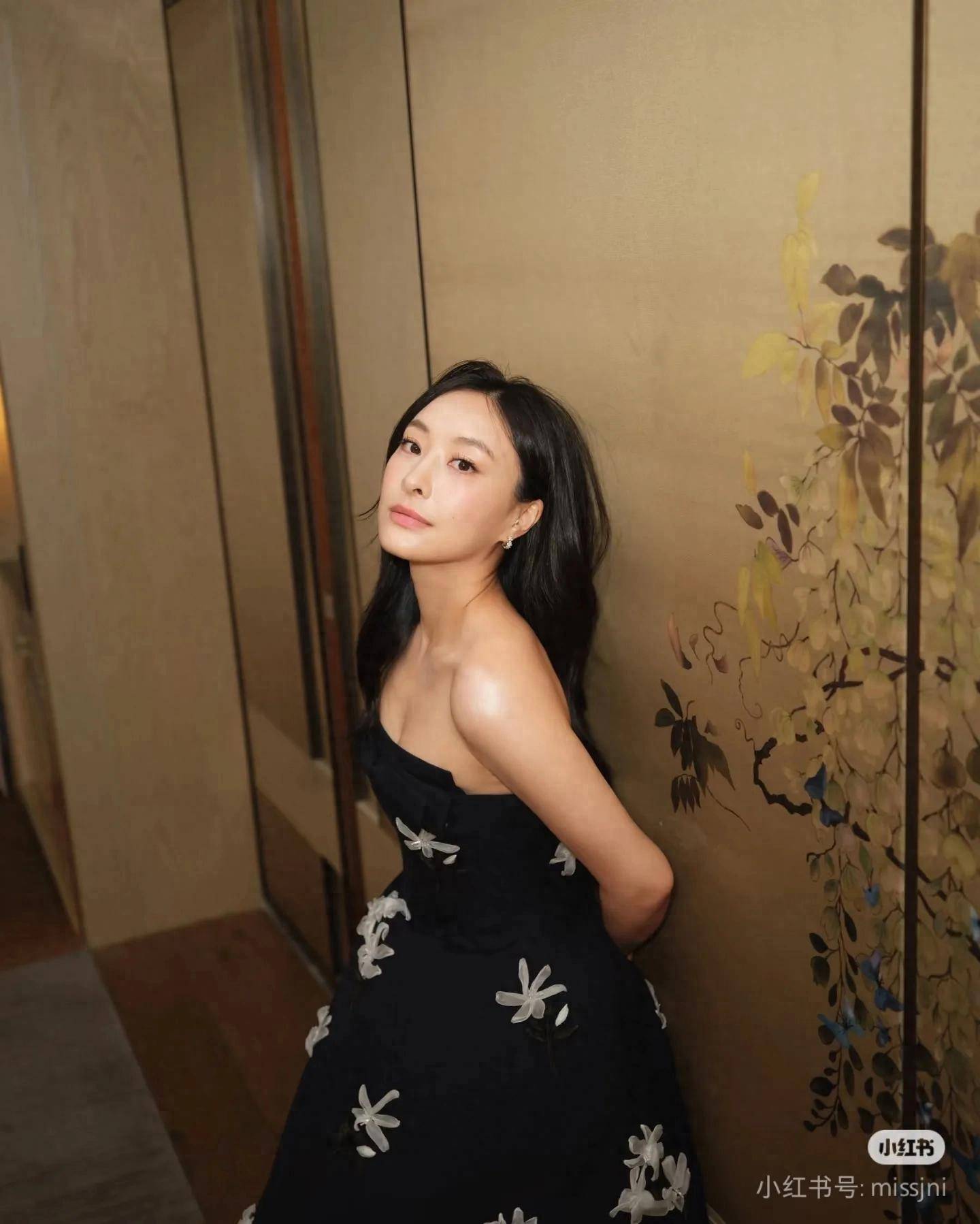 样靓身材正宅男女神求偶遇引关注的新闻引起了广大网友的关注与热议