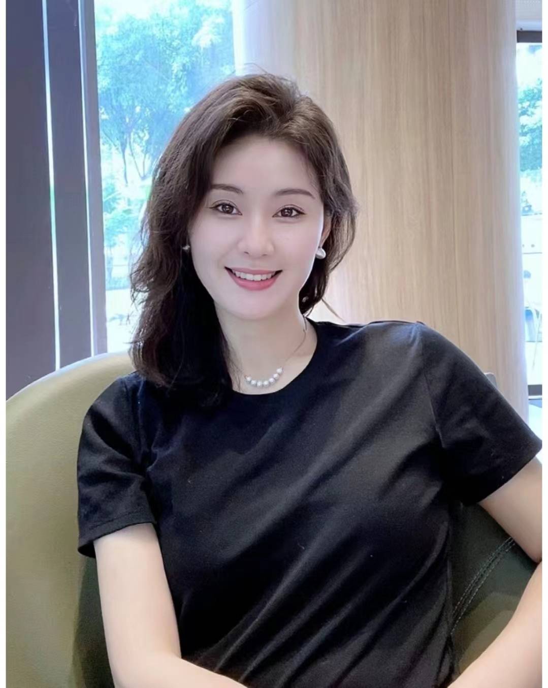 女人40岁后,避免这3款发型,显老土气!试试这4款减龄气质造型