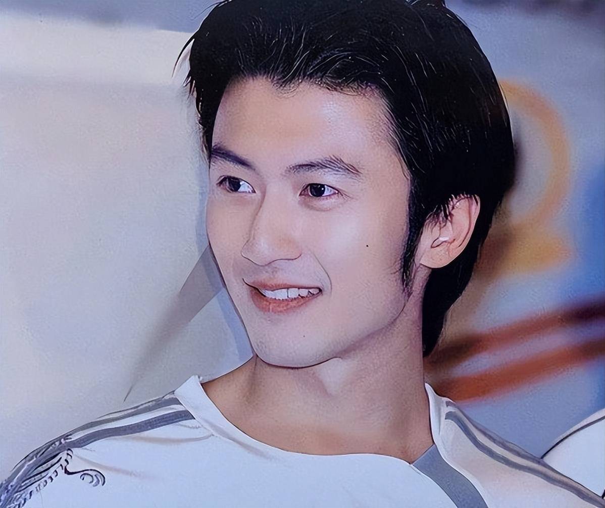 谢霆锋带儿子吃饭,lucas和小q满脸崇拜看着爸爸,父子仨人好温馨