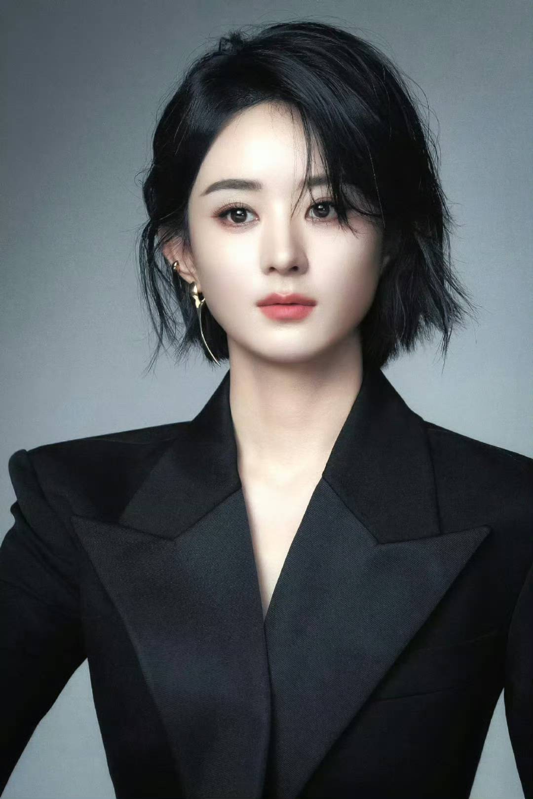 赵丽颖的黑色深 v 西装,美得让人哇塞!