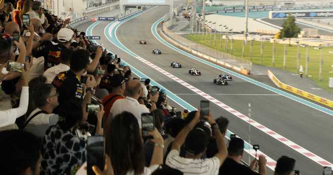 《F1：狂飙飞车》影评：速度与激情的极致体验
