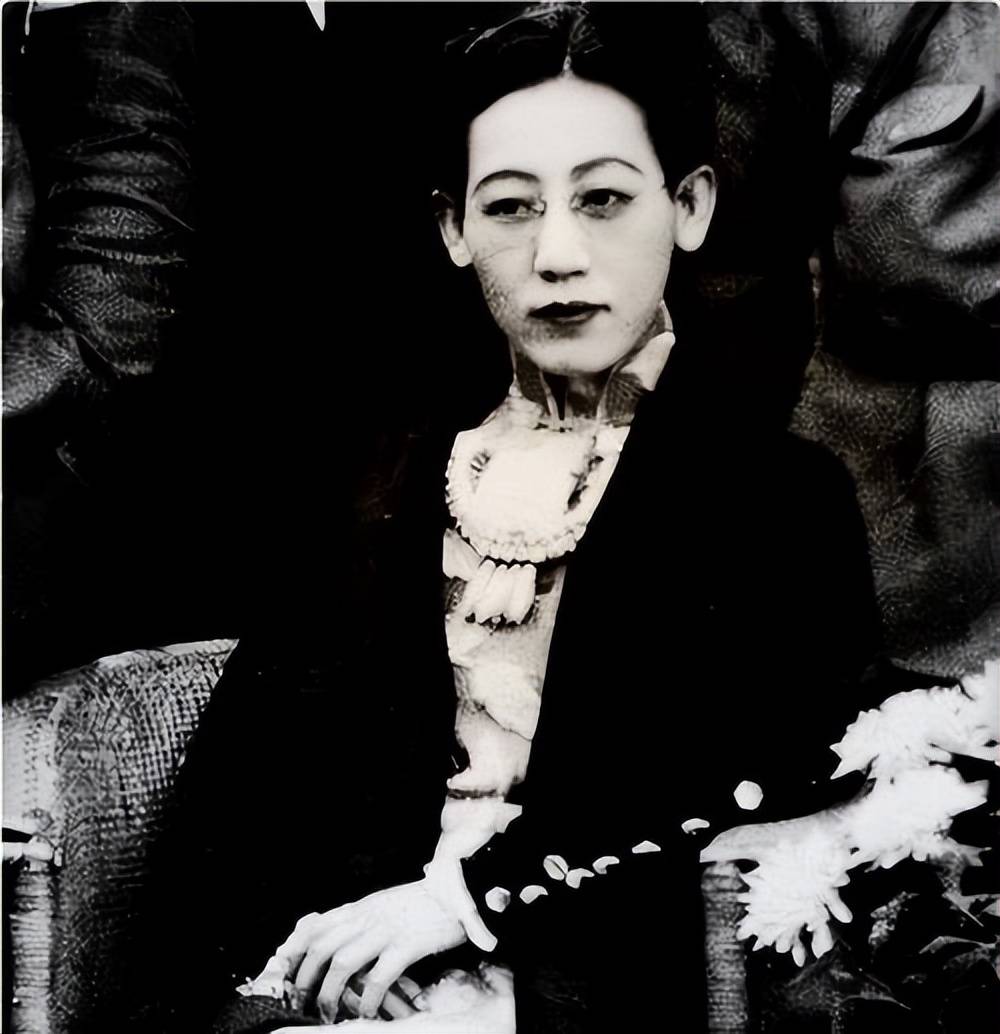 川岛芳子靓丽绝伦?抓捕她的军统特工披露:全身有针孔,老婆子相