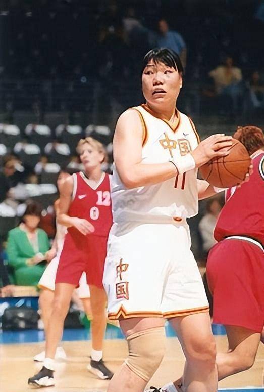 原创2010年郑海霞与矮16公分粉丝结婚至今无子无女丈夫鲜少露面