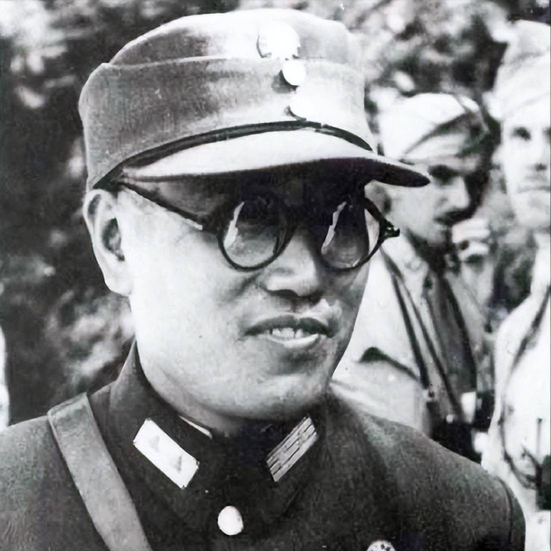 廖耀湘被擒后摔杯不服,刘亚楼转身请出一人,他连敬三杯酒道歉