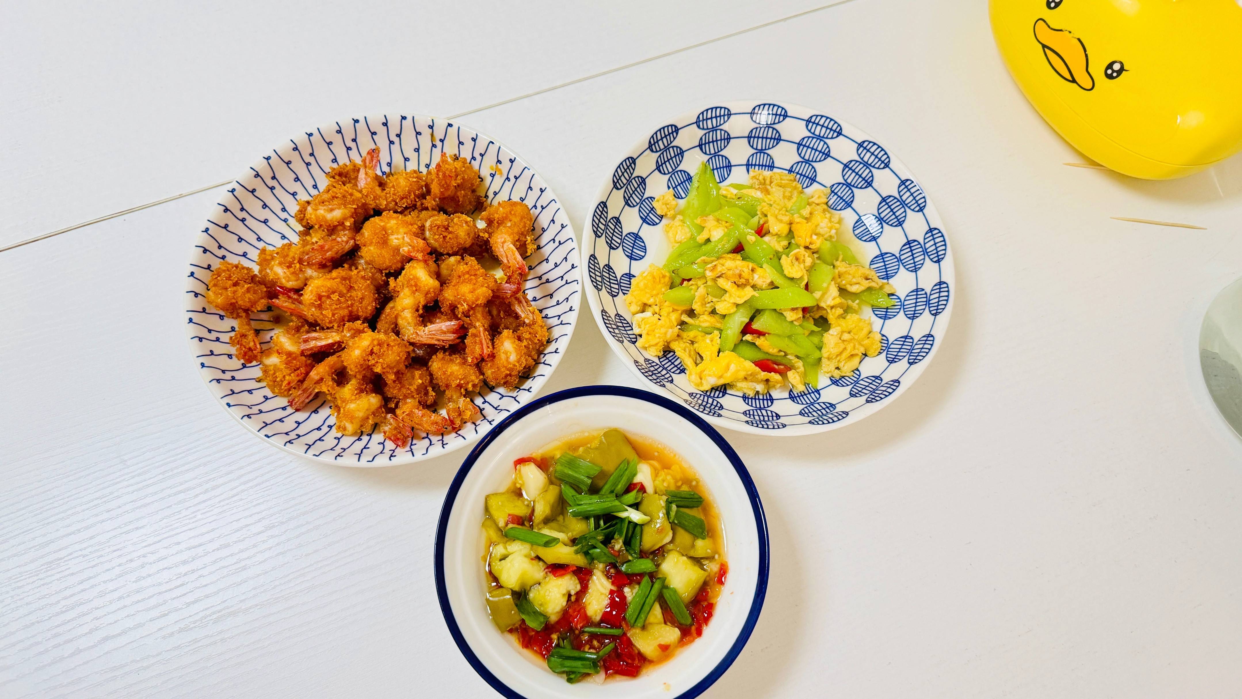 他为孩子制作了一盘虾球，外面很松脆，里面柔