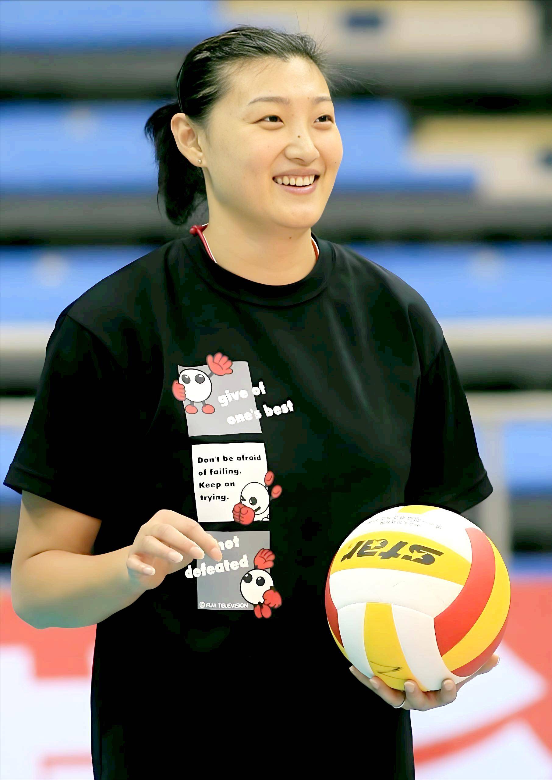 杨昊发布女排动态上热搜,网友期待她再婚,盼成妈妈