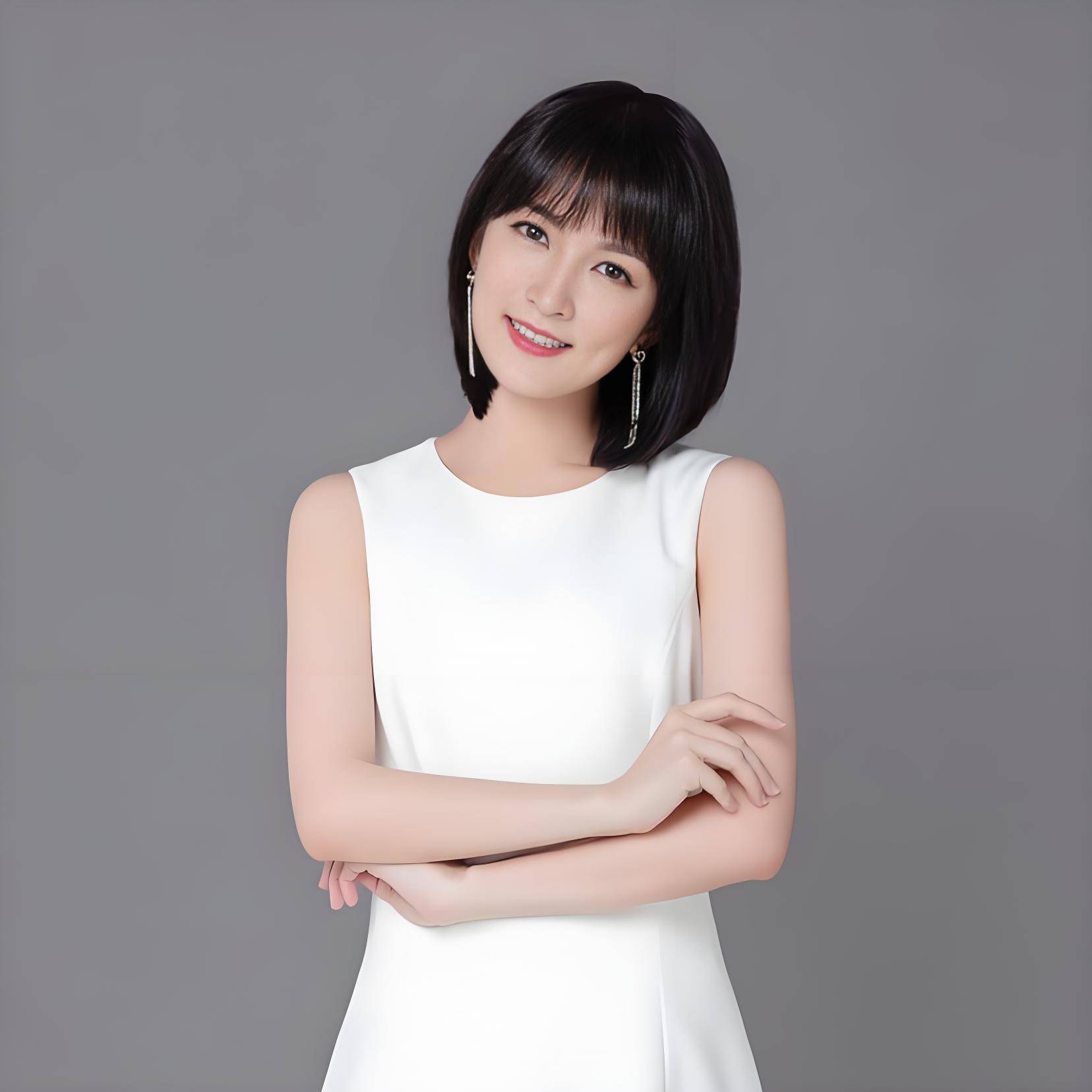 被称"最理想的初恋"女主持,美貌智慧并存,青涩少女到魅力女神