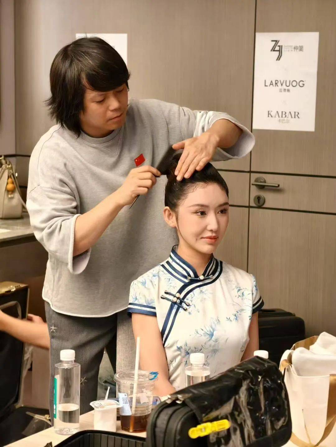 ▲仲简美发学院叶志富老师为佳丽设计造型未来这两个大国品牌将