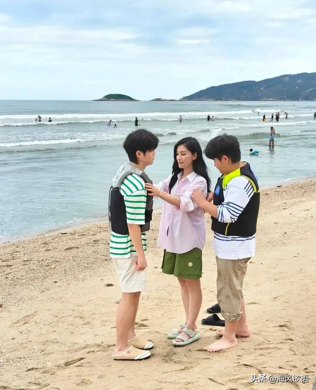 胡可携子现身双月湾录节目安吉新发型颜值逆天