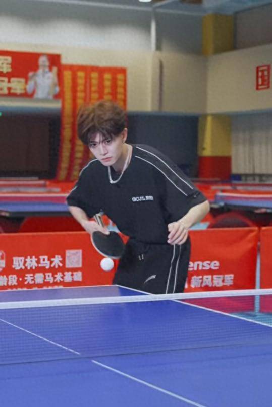 世界冠军陈梦和演员任嘉伦同框打乒乓球,点燃热搜