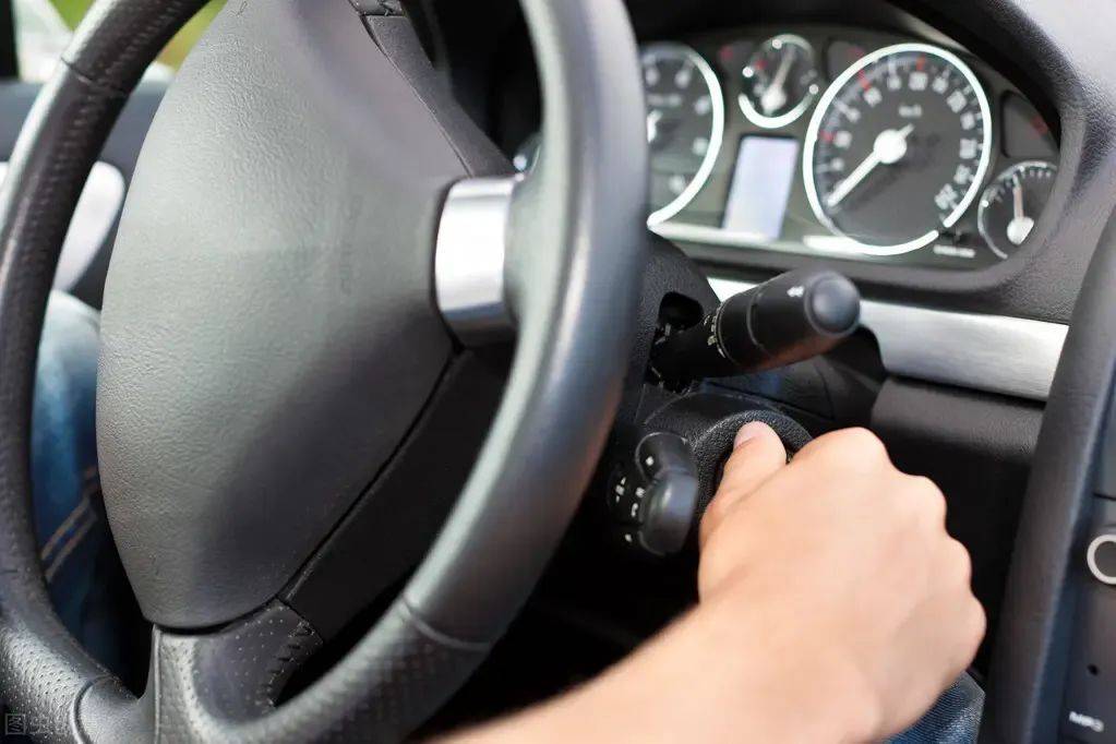 汽车长时间不开,怎么防止电瓶亏电?_搜狐汽车_搜狐网